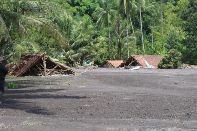 
					Bupati Lumajang Minta Warga Dusun Sumberlangsep Pindah ke Hunian Tetap